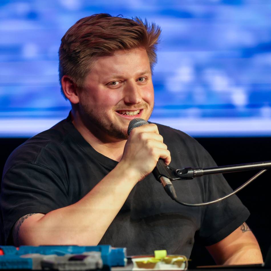 Lesung in Duisburg: El Hotzo ist zurück – und rechnet mit dem Fernsehen ab