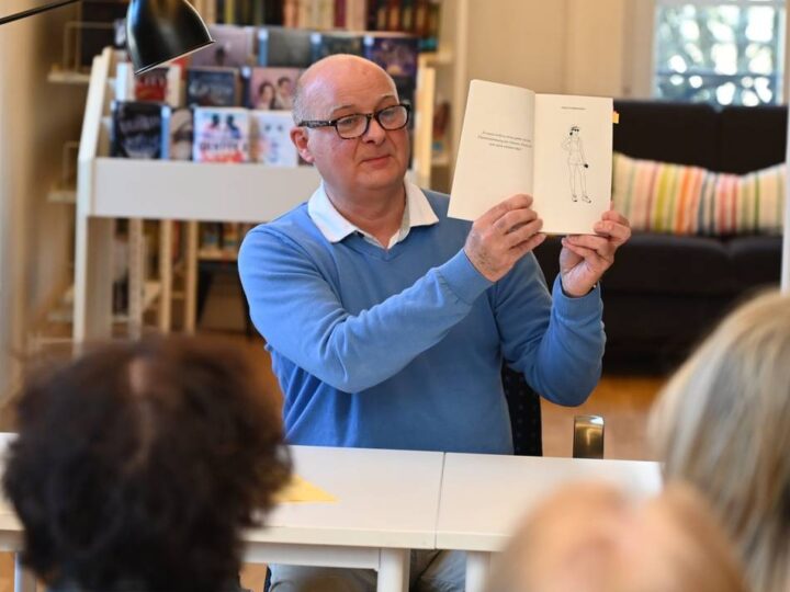 Hückeswagener Autor in Stadtbibliothek: Launiger Mix aus Vorlesen und Erzählen übers „Verirren“
