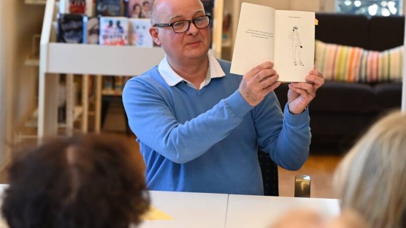 Hückeswagener Autor in Stadtbibliothek: Launiger Mix aus Vorlesen und Erzählen übers „Verirren“