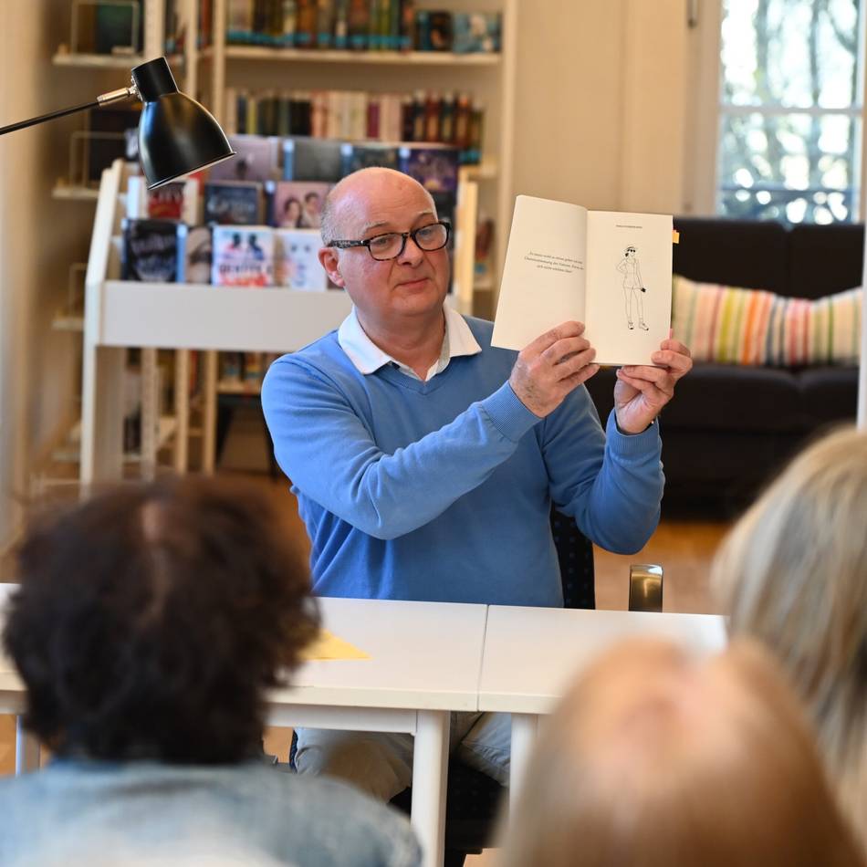 Hückeswagener Autor in Stadtbibliothek: Launiger Mix aus Vorlesen und Erzählen übers „Verirren“