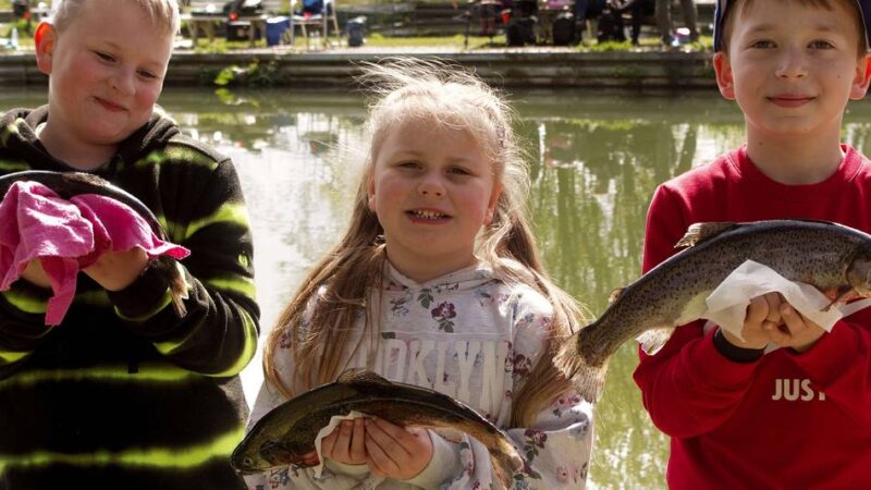 Benefizangeln in Sonsbeck: Nachwuchsangler bekommen Promi-Unterstützung