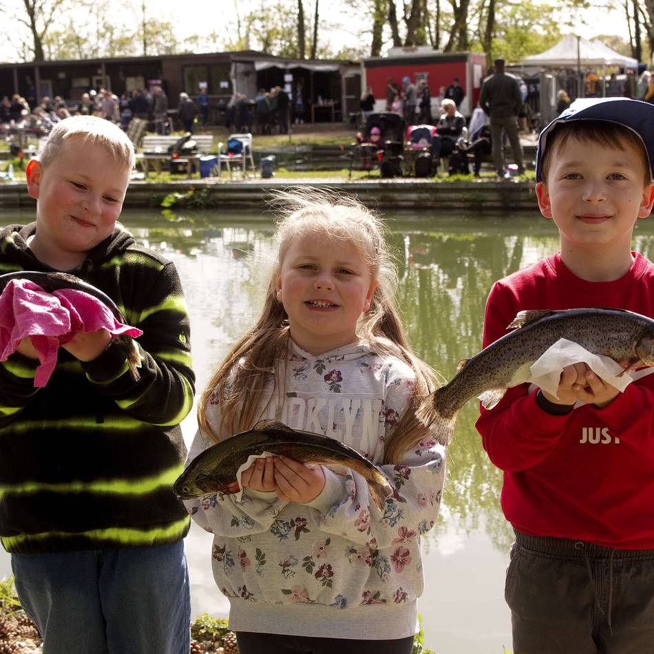 Benefizangeln in Sonsbeck: Nachwuchsangler bekommen Promi-Unterstützung