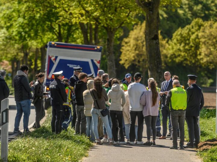 Nach Unfall mit drei Toten: Mahnmal an der Triftstraße in Bedburg-Hau – Weiße Kreuze erinnern an Tragödie