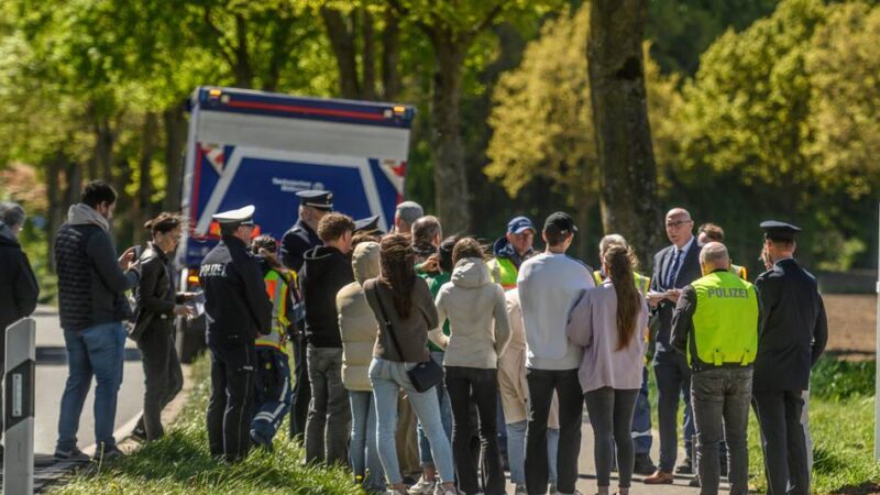 Nach Unfall mit drei Toten: Mahnmal an der Triftstraße in Bedburg-Hau – Weiße Kreuze erinnern an Tragödie