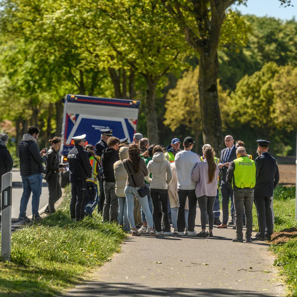 Nach Unfall mit drei Toten: Mahnmal an der Triftstraße in Bedburg-Hau – Weiße Kreuze erinnern an Tragödie