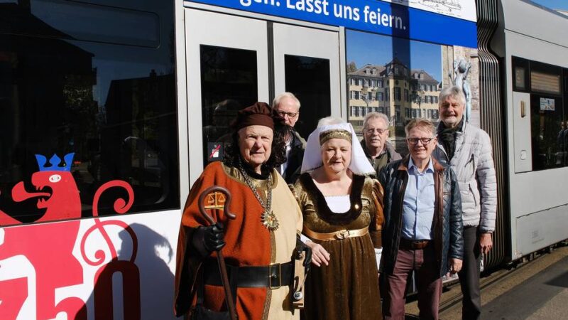 Am Mittwoch war der Start: Jubiläumsbahn: U72 fährt mit Ratinger Wahrzeichen