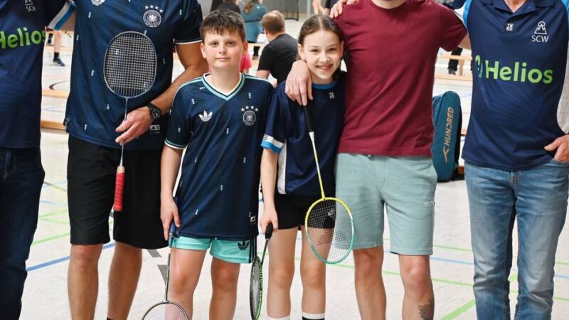 Vereinsleben in Wermelskirchen: Drei Generationen zusammen auf dem Badminton-Spielfeld