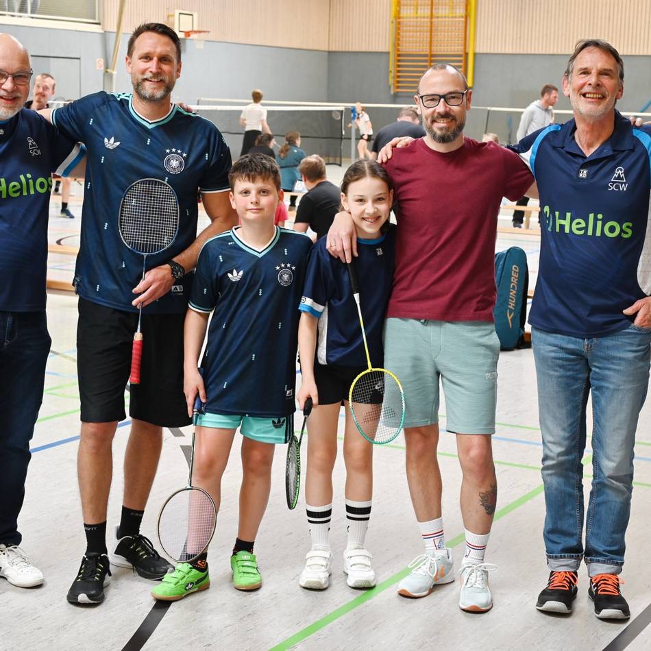 Vereinsleben in Wermelskirchen: Drei Generationen zusammen auf dem Badminton-Spielfeld
