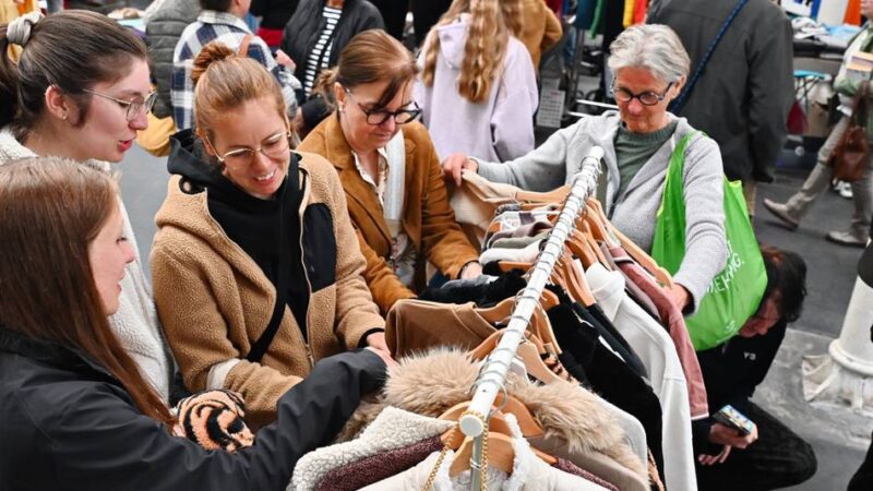 „429er“-Aktion in Wermelskirchen: Nachtflohmarkt in der Katt sorgt für Hochbetrieb