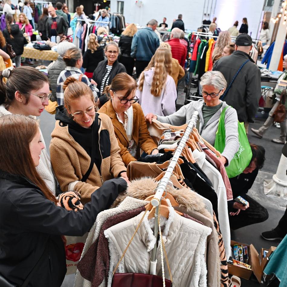 „429er“-Aktion in Wermelskirchen: Nachtflohmarkt in der Katt sorgt für Hochbetrieb