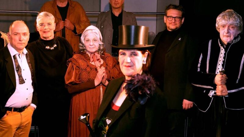 40 Jahre Studiobühne in Leverkusen: Zum Geburtstag wird’s „Ziemlich alt und durchgeknallt“