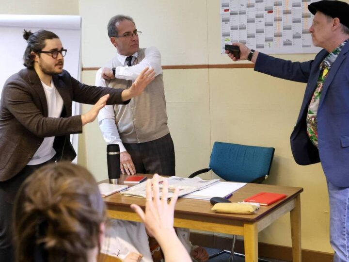 Volksbühne in Leverkusen: Satire als Spagat zwischen Humor und Relevanz