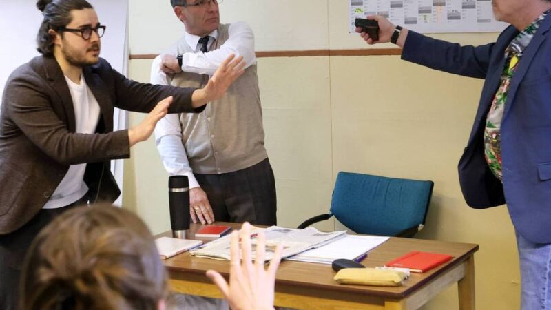 Volksbühne in Leverkusen: Satire als Spagat zwischen Humor und Relevanz