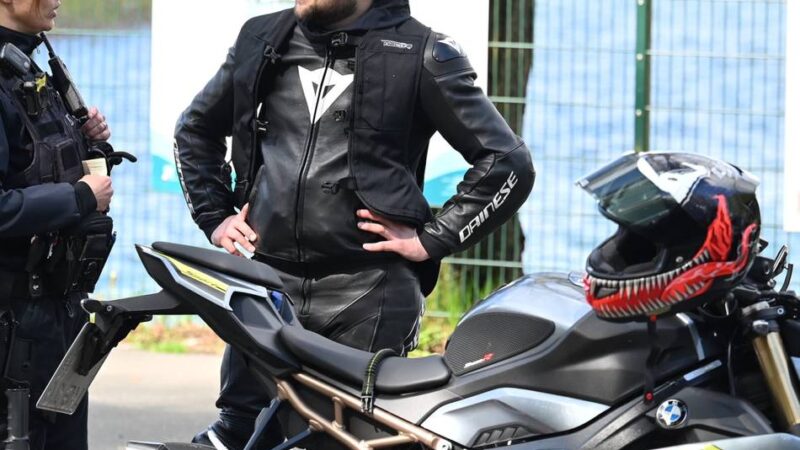 Präventionsveranstaltung in Hückeswagen: Polizei und Biker im Gespräch am Beverdamm