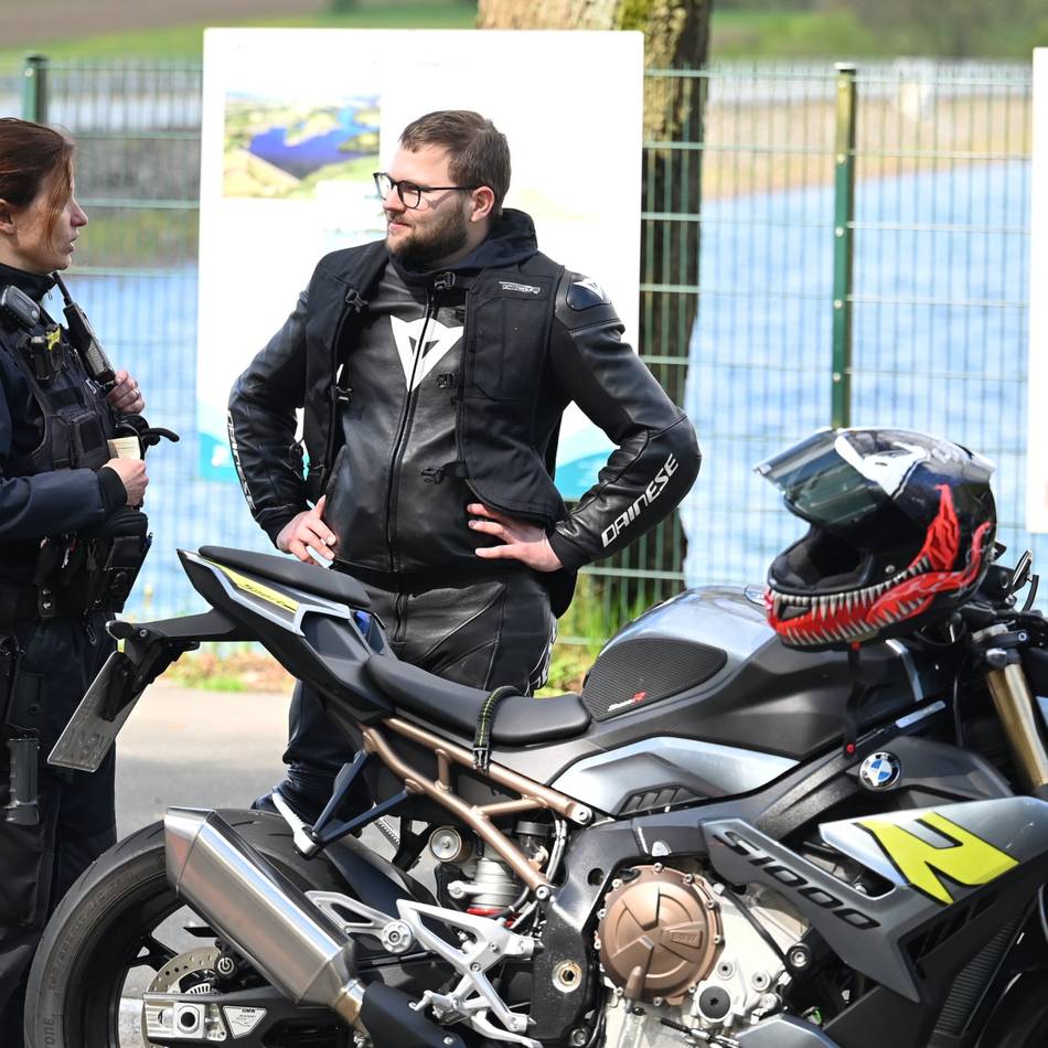 Präventionsveranstaltung in Hückeswagen: Polizei und Biker im Gespräch am Beverdamm