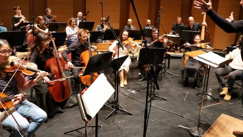 Live-Podcast in Leverkusen: Publikum plaudert bei Konzert – und soll’s auch