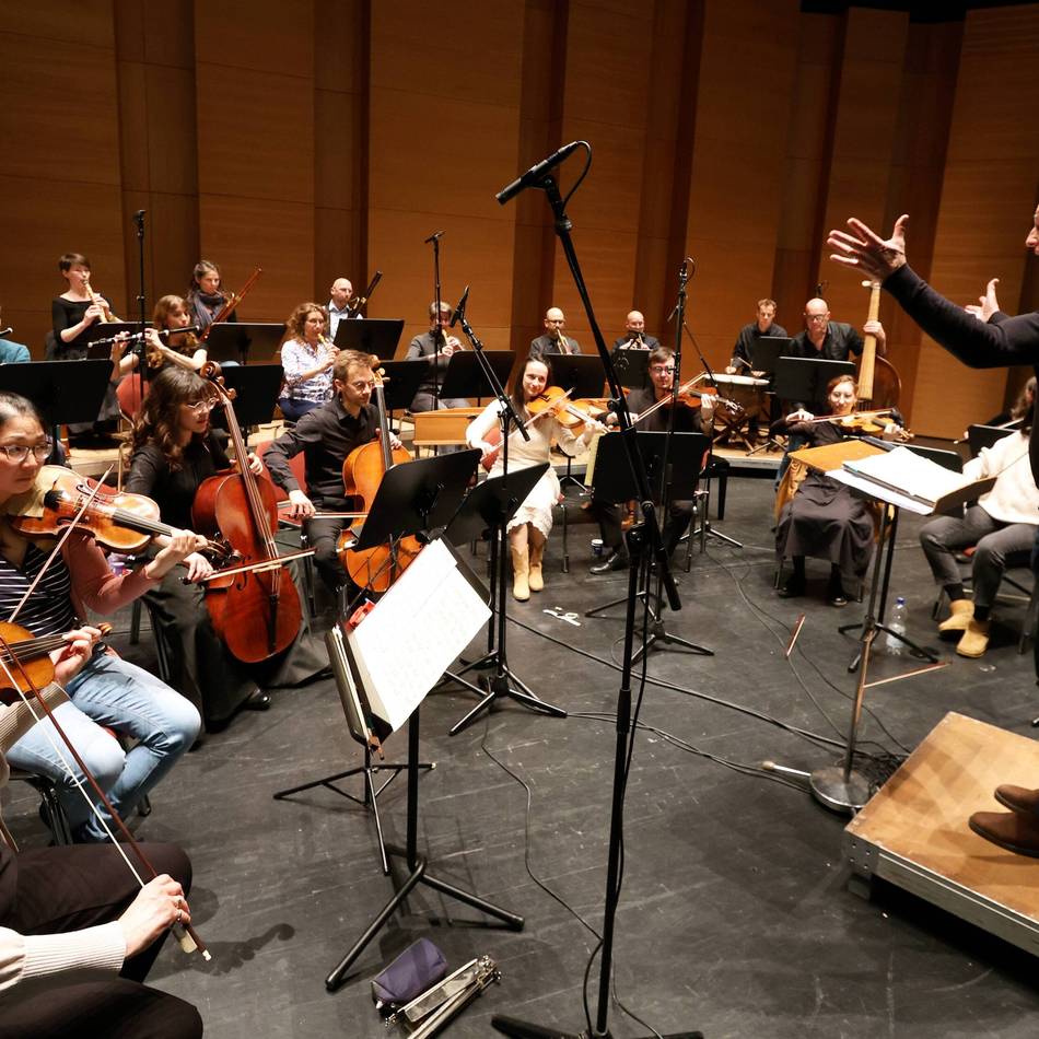 Live-Podcast in Leverkusen: Publikum plaudert bei Konzert – und soll’s auch