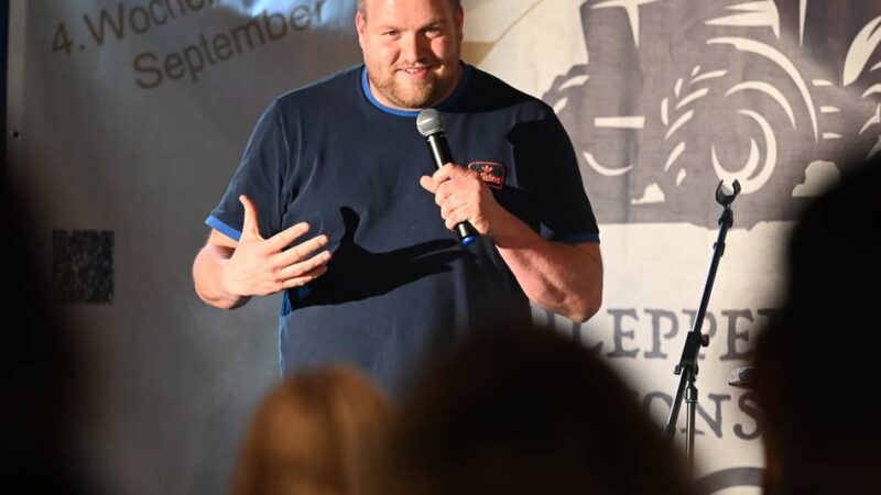 Kabarett in Radevormwald: Tobias Beitzel spottet übers deutsche Wetter-Fernsehen