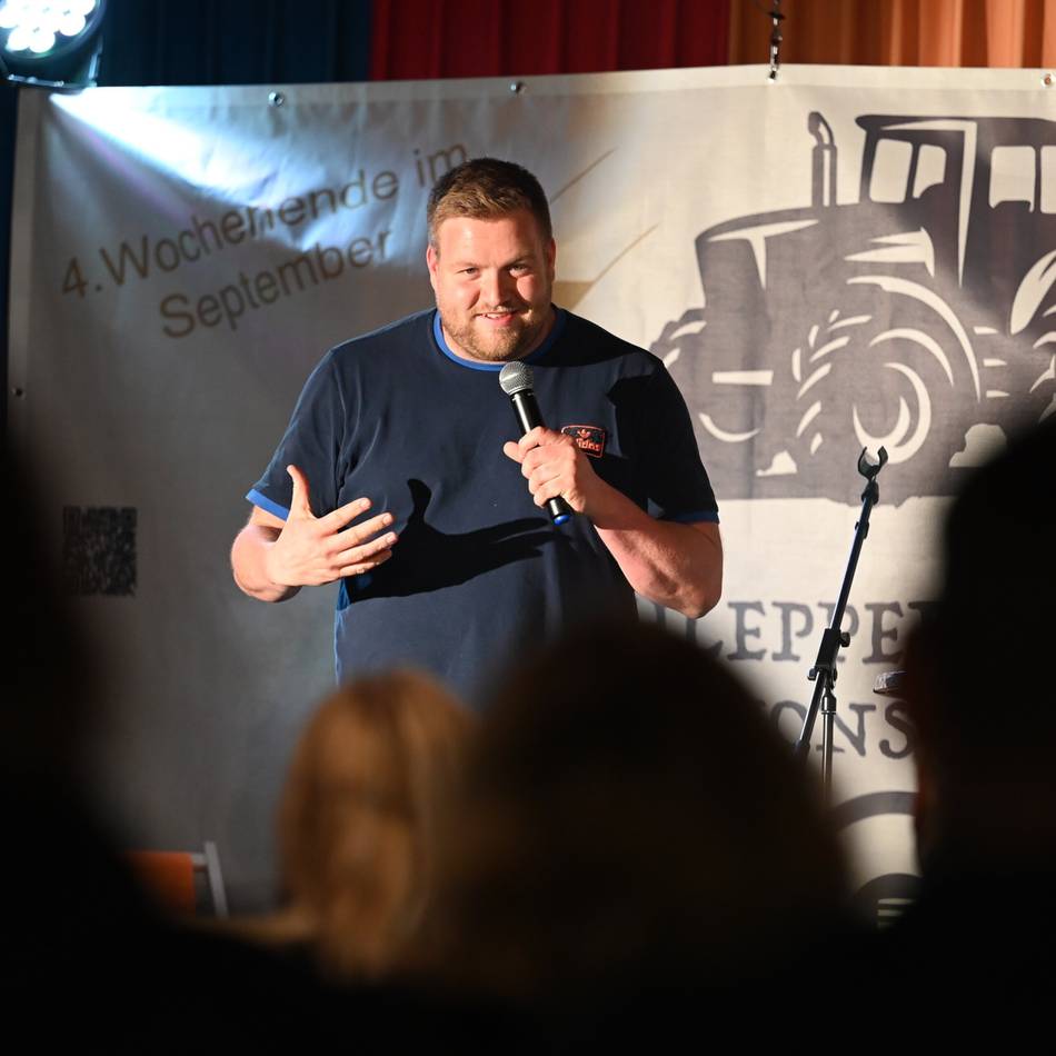 Kabarett in Radevormwald: Tobias Beitzel spottet übers deutsche Wetter-Fernsehen