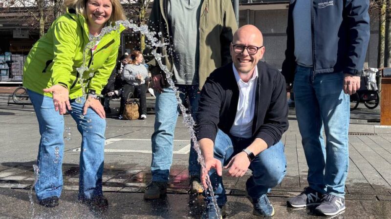 In der Dinslakener Innenstadt: Sie sprudeln wieder – Wasserspiele nach Winterpause aktiviert