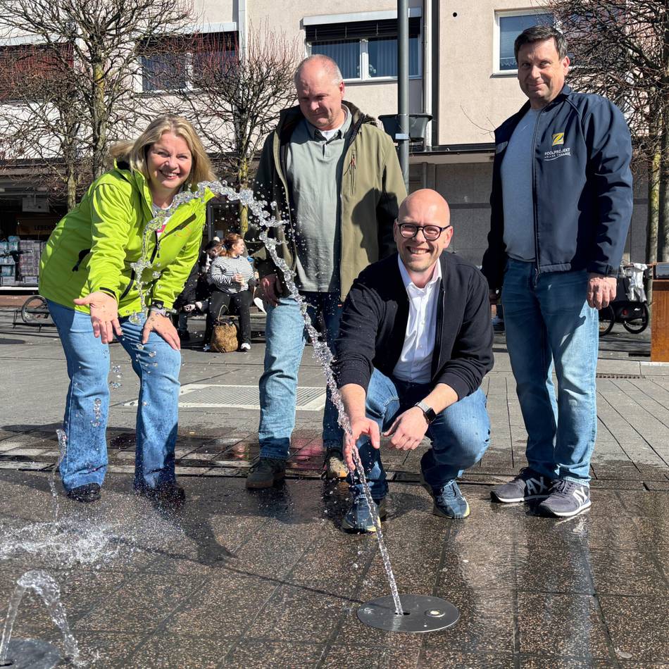 In der Dinslakener Innenstadt: Sie sprudeln wieder – Wasserspiele nach Winterpause aktiviert