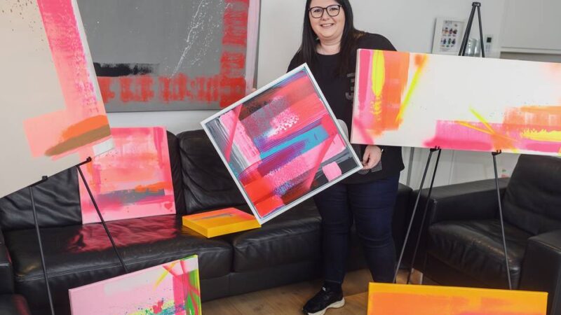 „Kunst ist für mich ein Ausgleich“: Klever Künstlerin setzt auf knallige Farben – und soziale Medien