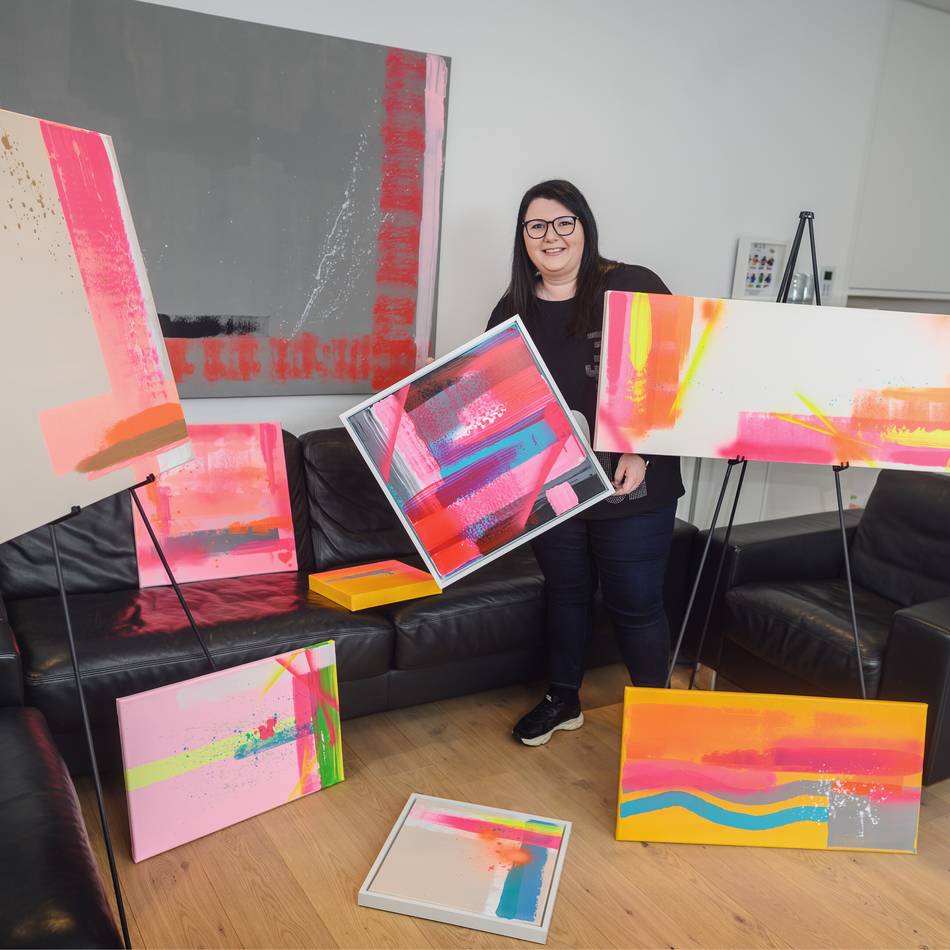 „Kunst ist für mich ein Ausgleich“: Klever Künstlerin setzt auf knallige Farben – und soziale Medien