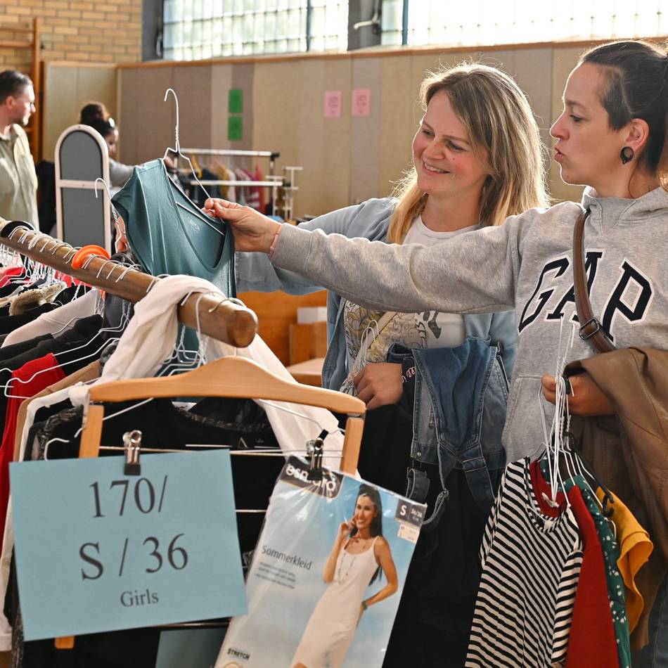 Erster Kleidertausch in der Realschule Hückeswagen: Aus Sporthalle wird Kleider-Tauschbörse