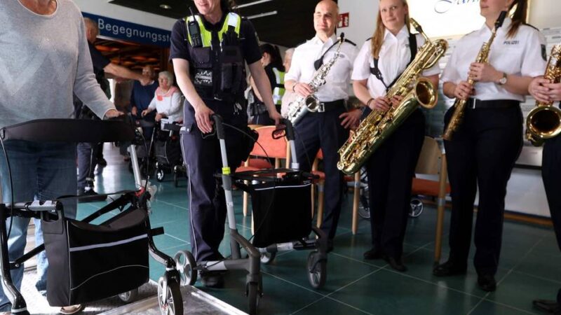 Aktion der Polizei in Leverkusen: Saxophonklänge zum Sicherheitstraining mit dem Rollator