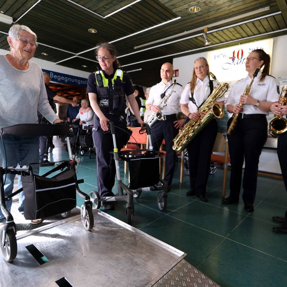 Aktion der Polizei in Leverkusen: Saxophonklänge zum Sicherheitstraining mit dem Rollator