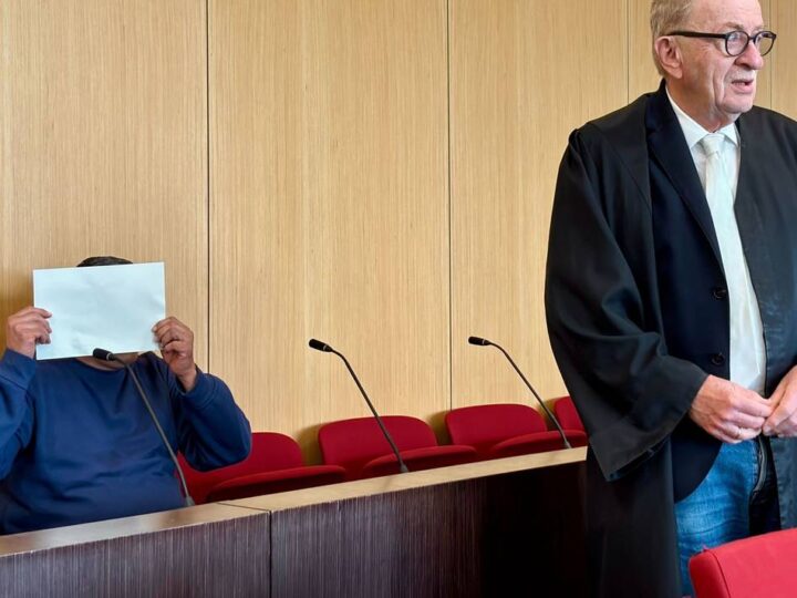 Gericht in Düsseldorf: Taxifahrt endet vor Gericht – Angeklagter soll Fahrer mit Messer bedroht haben