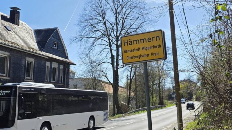 Ortseingang Wipperfürth-Hämmern: Kurios – nach Jahrzehnten fällt auf, dass Ortsschild falsch steht