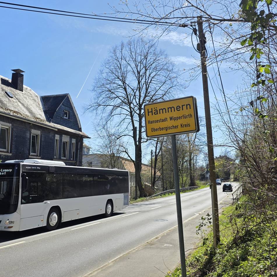 Ortseingang Wipperfürth-Hämmern: Kurios – nach Jahrzehnten fällt auf, dass Ortsschild falsch steht