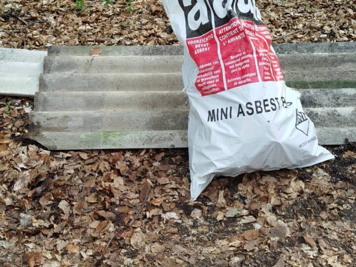 Illegale Müllentsorgung in Hünxe: Dreiste Unbekannte kippen Asbest-Müll auf Wanderparkplatz