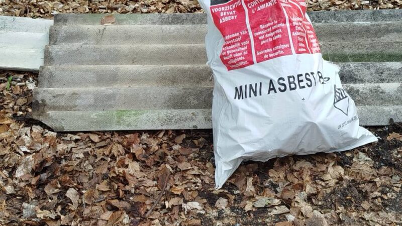 Illegale Müllentsorgung in Hünxe: Dreiste Unbekannte kippen Asbest-Müll auf Wanderparkplatz