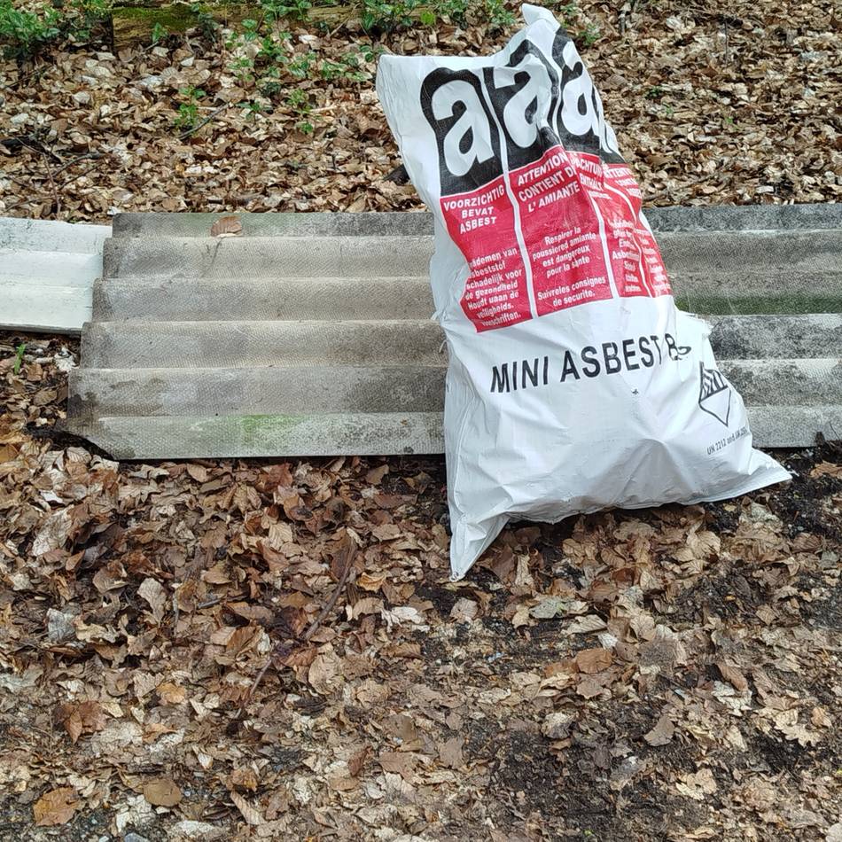 Illegale Müllentsorgung in Hünxe: Dreiste Unbekannte kippen Asbest-Müll auf Wanderparkplatz