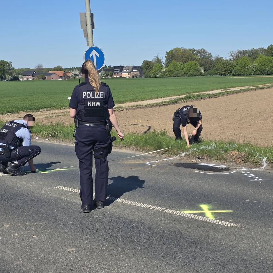 Unfall in Mönchengladbach: Motorradfahrer bei Auffahrunfall schwer verletzt