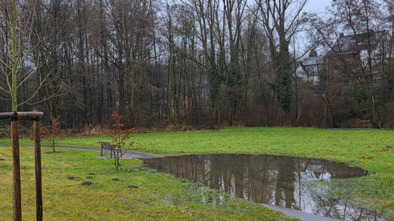 Mängelbeseitigung in Hückeswagen: Riesenpfützen in Wupperaue sollen bald Geschichte sein