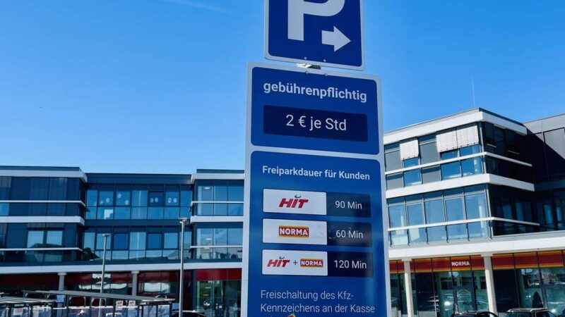 Loches Platz in Wermelskirchen: Das Kennzeichen-Ritual an den „Hit“-Kassen ist vorbei