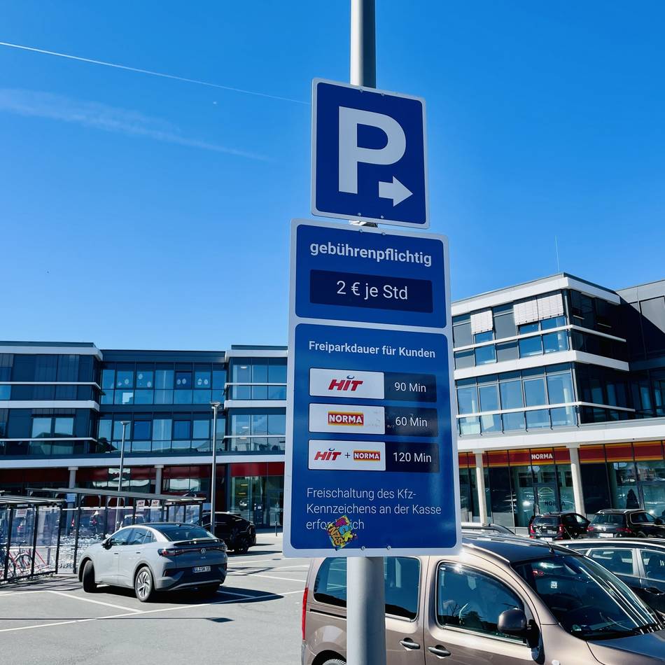 Loches Platz in Wermelskirchen: Das Kennzeichen-Ritual an den „Hit“-Kassen ist vorbei