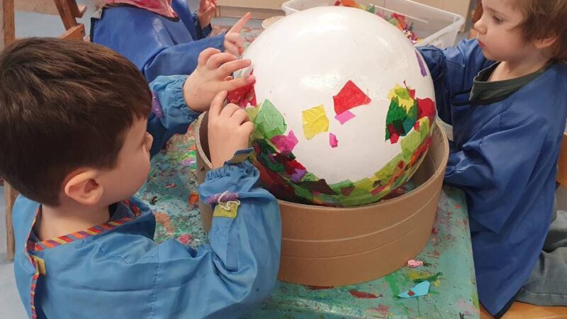 In Mönchengladbacher Kitas: Kinder erschaffen bunte Kunstwerke für Ostern