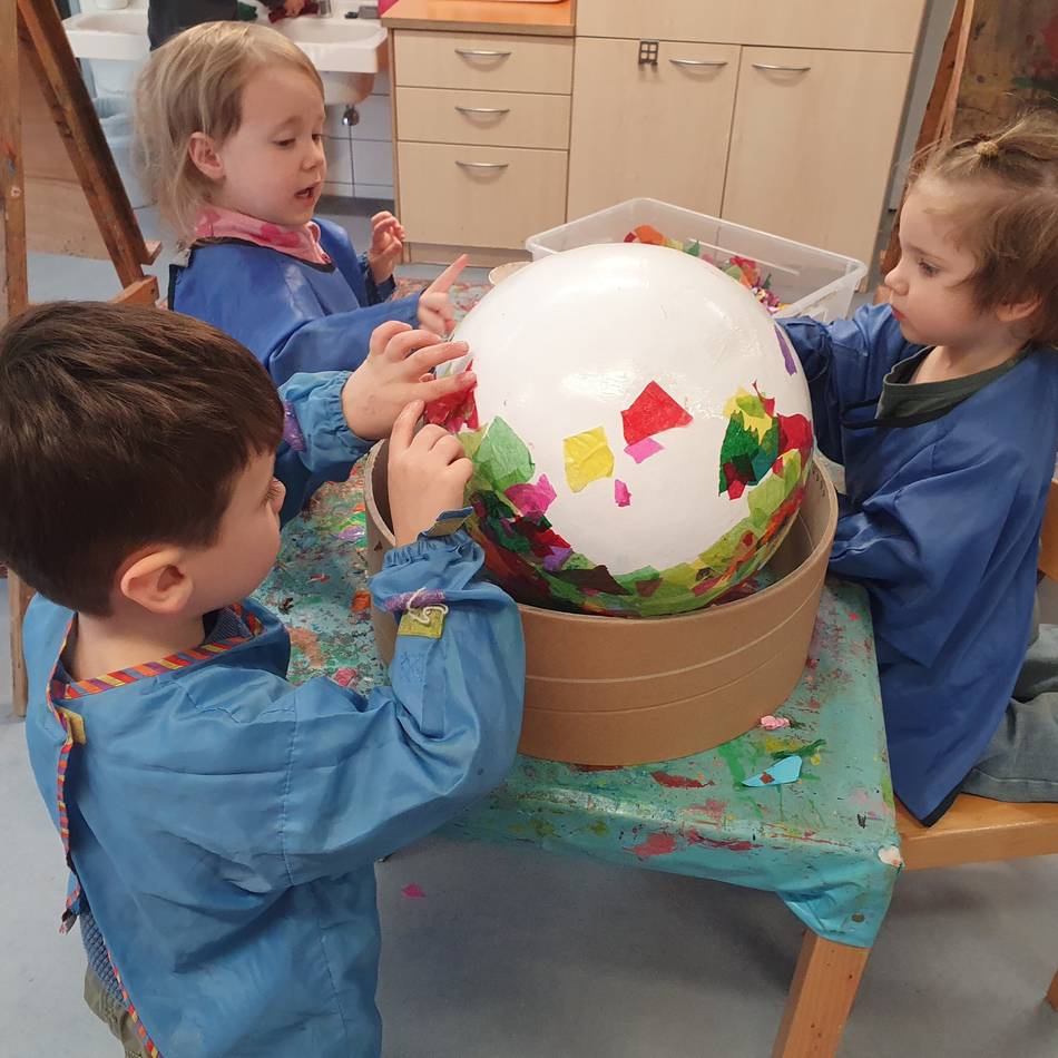 In Mönchengladbacher Kitas: Kinder erschaffen bunte Kunstwerke für Ostern