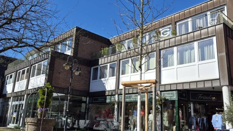 Junge Bäume für gefällte Linde: Ersatzpflanzung sorgt für neuen Ärger in Lank-Latum