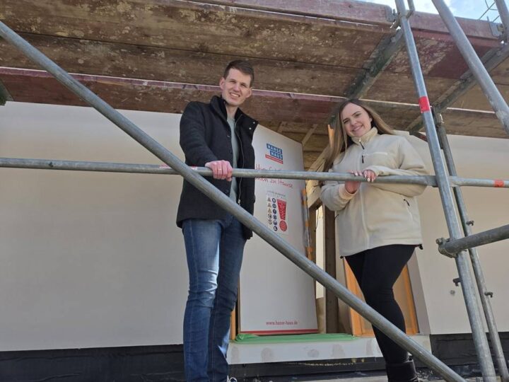 Hückeswagener Neubaugebiet Eschelsberg: In wenigen Stunden steht das Fertighaus