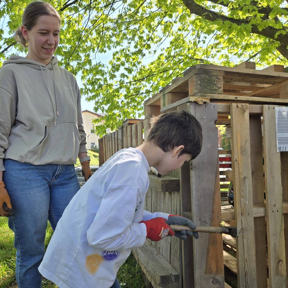 Bauspielplatz hat wieder offen: Hier bauen die kleinsten Rommerskirchener an der Palettenstadt
