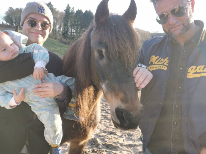 Charity-Event in Kaarst: Promi-Party für blindes Pony Lou und seine Freunde