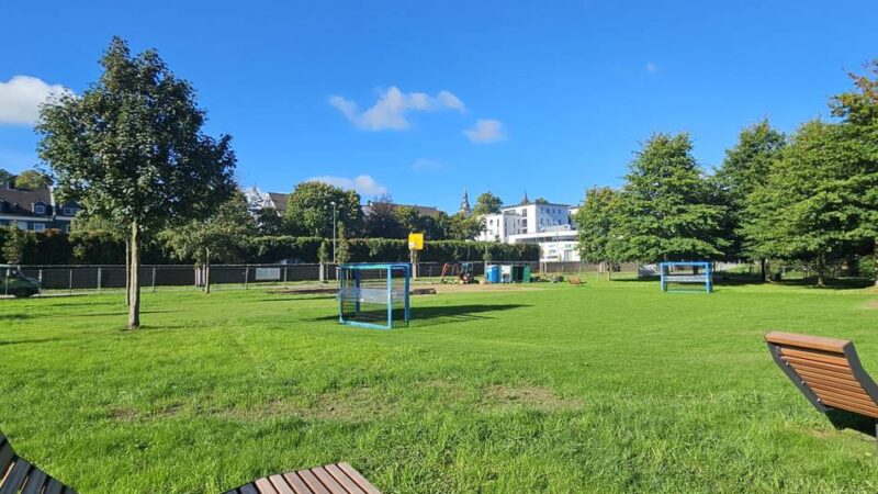 „(D)Ein Euro für Hückeswagen“: Liegewiese an der Bever bekommt Relaxliegen und Umkleideschnecken