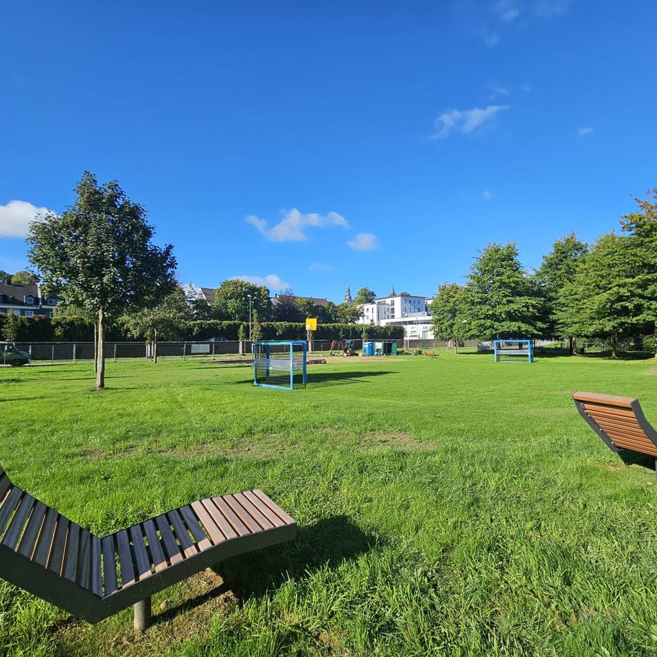 „(D)Ein Euro für Hückeswagen“: Liegewiese an der Bever bekommt Relaxliegen und Umkleideschnecken