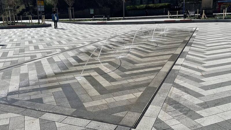 „Winterschlaf“ in Hückeswagen beendet: Auf Bahnhofsplatz sprudelt es jetzt wieder