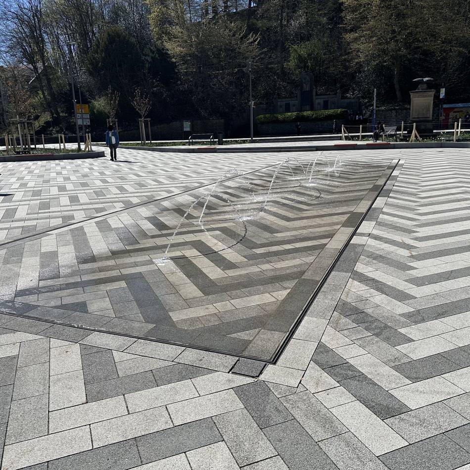 „Winterschlaf“ in Hückeswagen beendet: Auf Bahnhofsplatz sprudelt es jetzt wieder